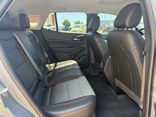 Used 2025 Chevrolet Trax LT w/ Sunroof Package FWD image 3