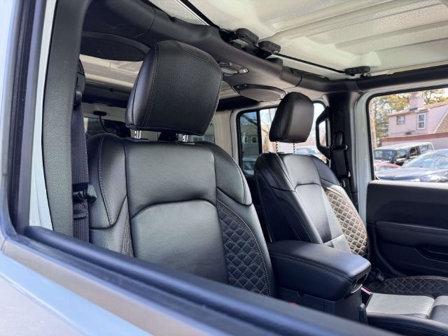 Used 2022 Jeep Wrangler Unlimited Sahara AWD/4WD image 12