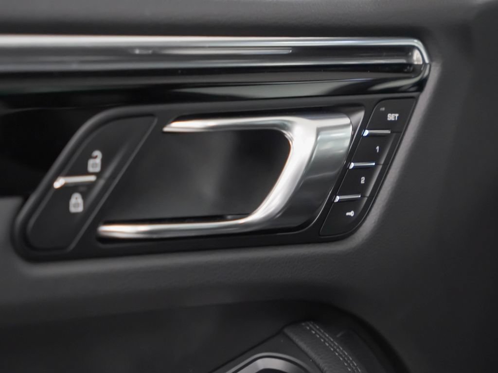 Certified 2026 Porsche Macan AWD/4WD image 22
