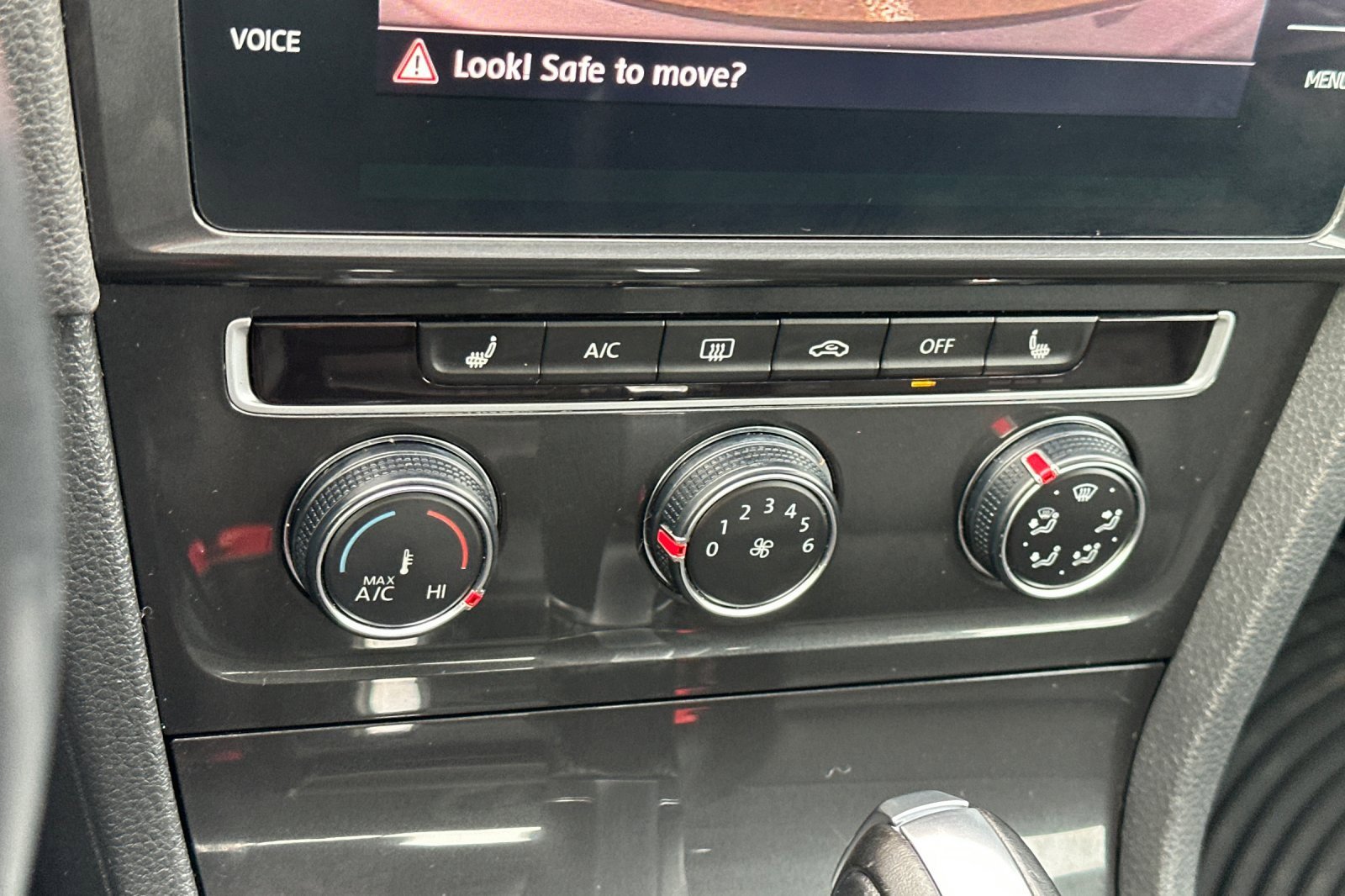 Used 2018 Volkswagen Golf SE image 21