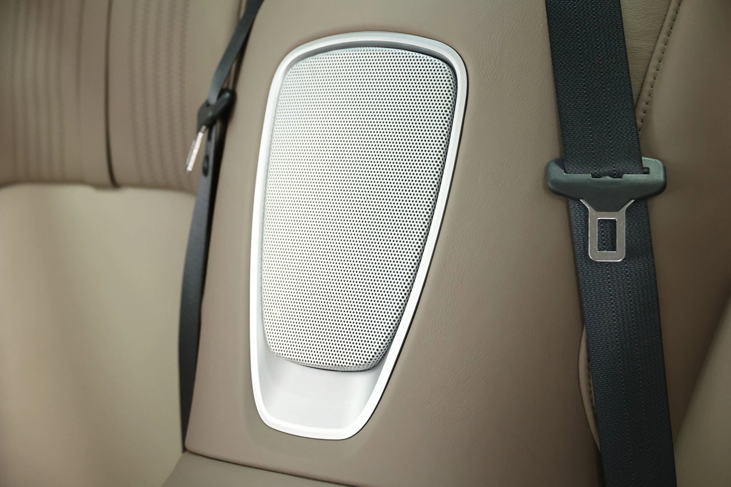 Used 2018 Aston Martin DB11 Coupe image 40