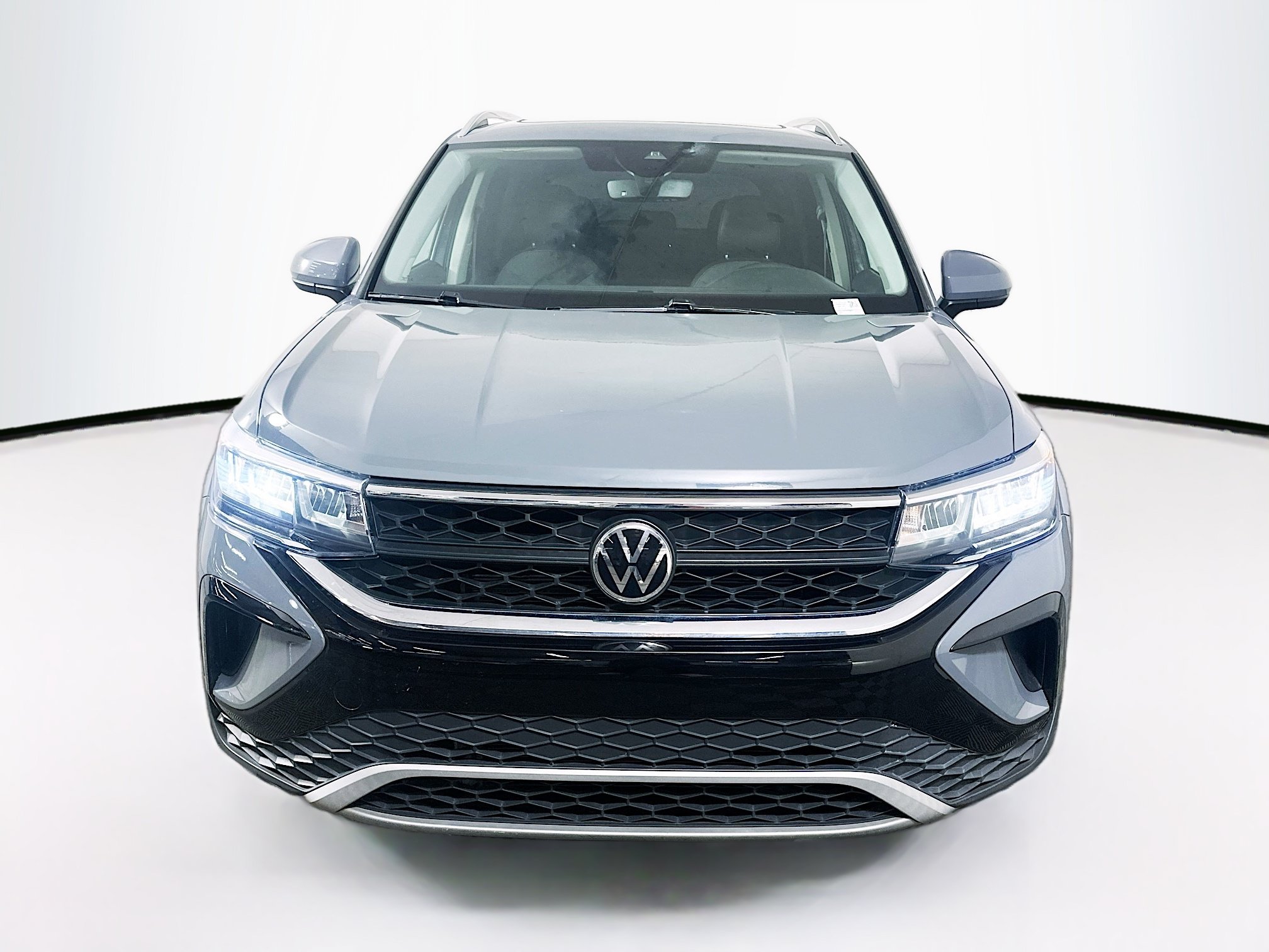 Used 2022 Volkswagen Taos SE w/ Panoramic Sunroof Package FWD image 2