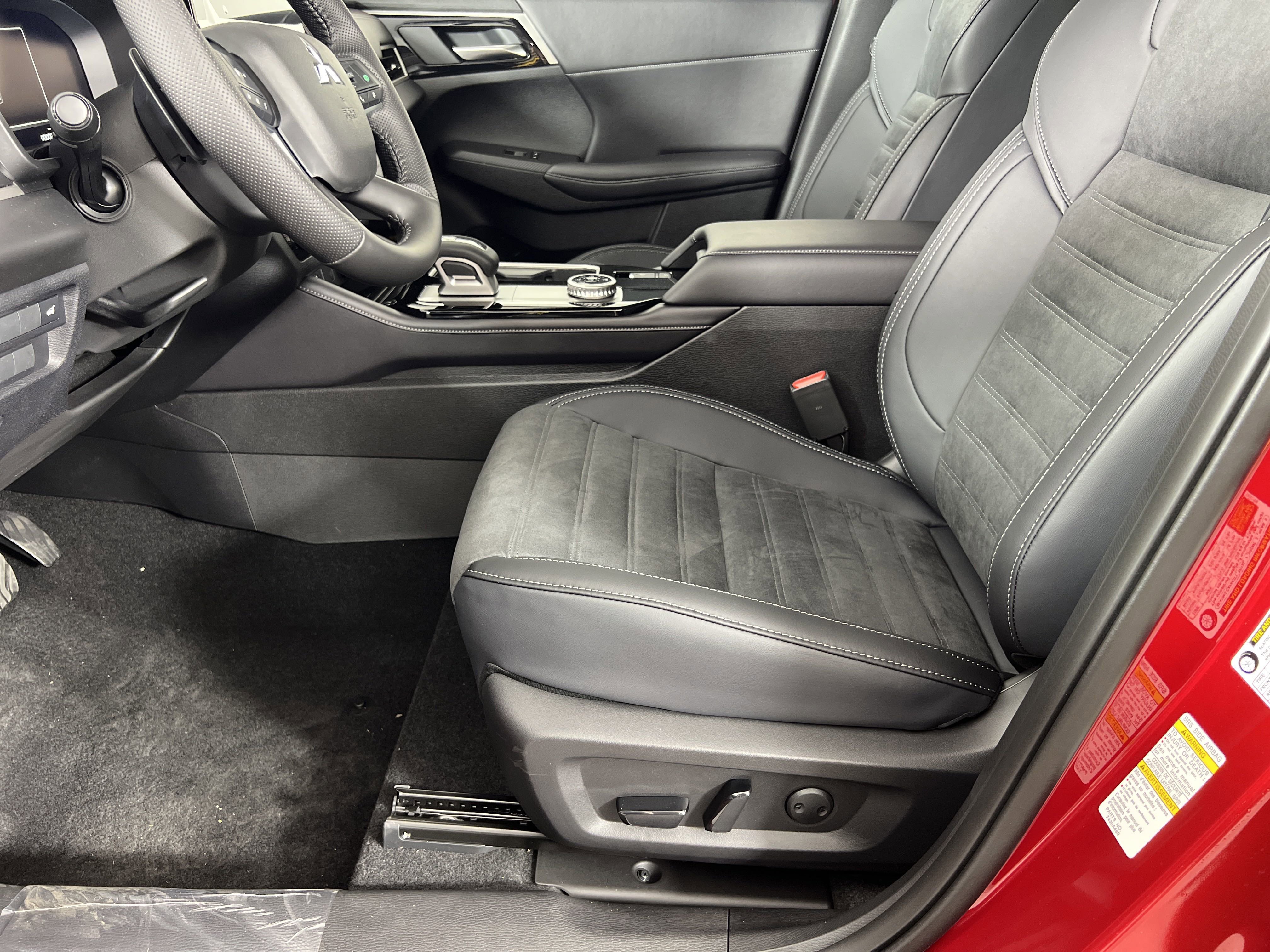 New 2025 Mitsubishi Outlander SE image 9