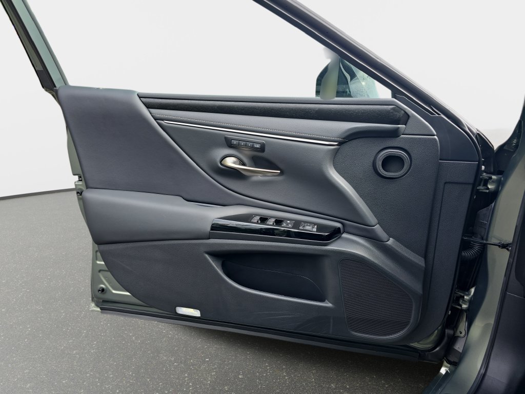 Used 2025 Lexus ES 300h w/ Premium Package FWD image 29