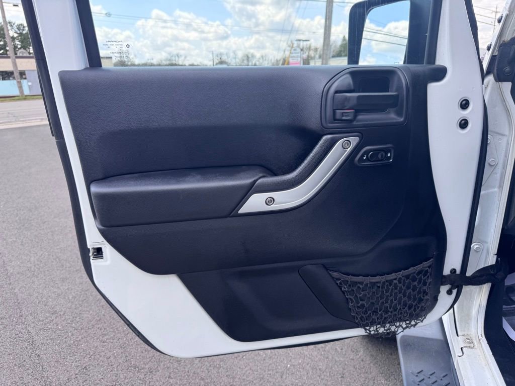 Used 2014 Jeep Wrangler Unlimited Sahara w/ Connectivity Group AWD/4WD image 11