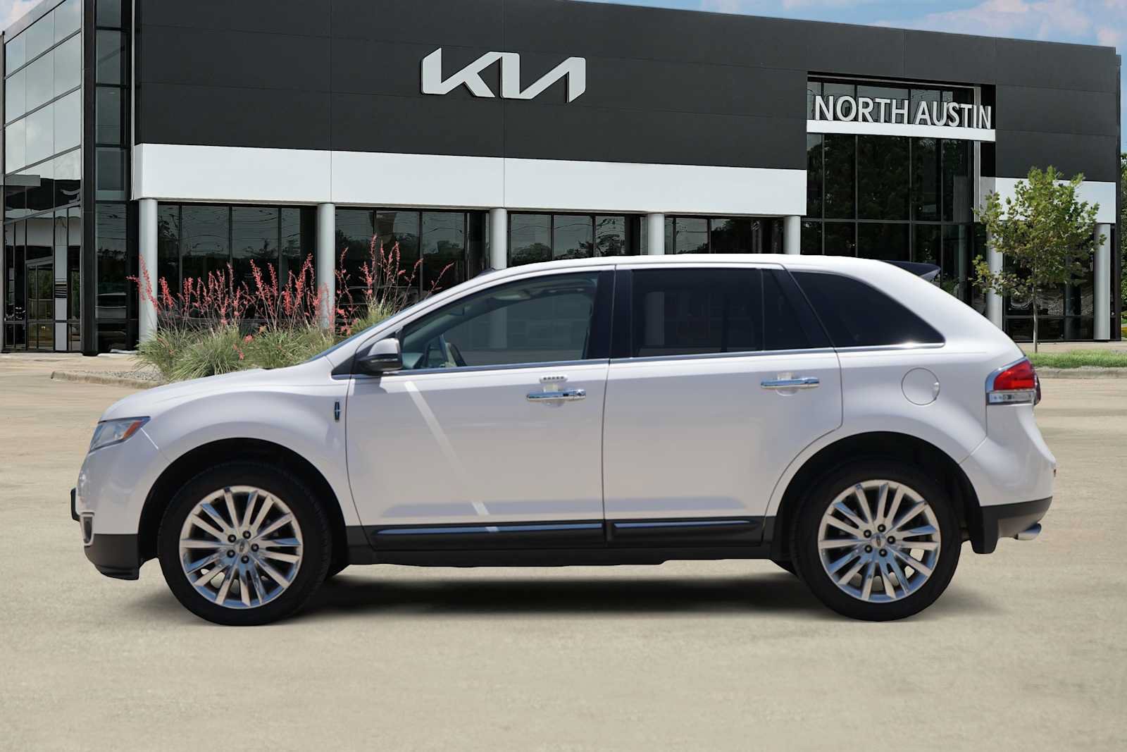 Used 2015 Lincoln MKX FWD w/ Equipment Group 102A image 3