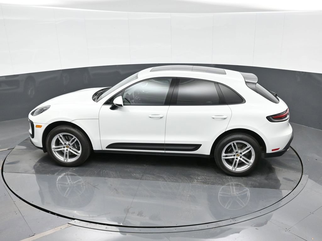 Certified 2025 Porsche Macan AWD/4WD image 27