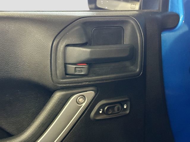 Used 2015 Jeep Wrangler Unlimited Rubicon w/ Connectivity Group image 18