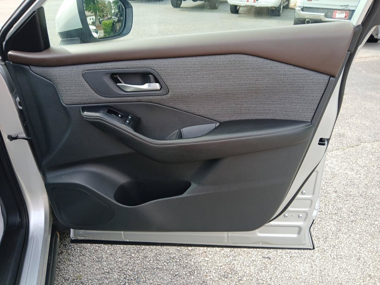 Used 2022 Nissan Rogue SV FWD image 15