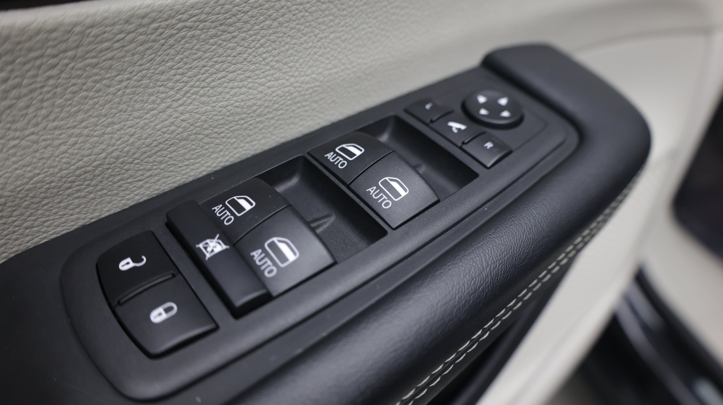 Used 2023 Chrysler Pacifica Limited FWD image 15