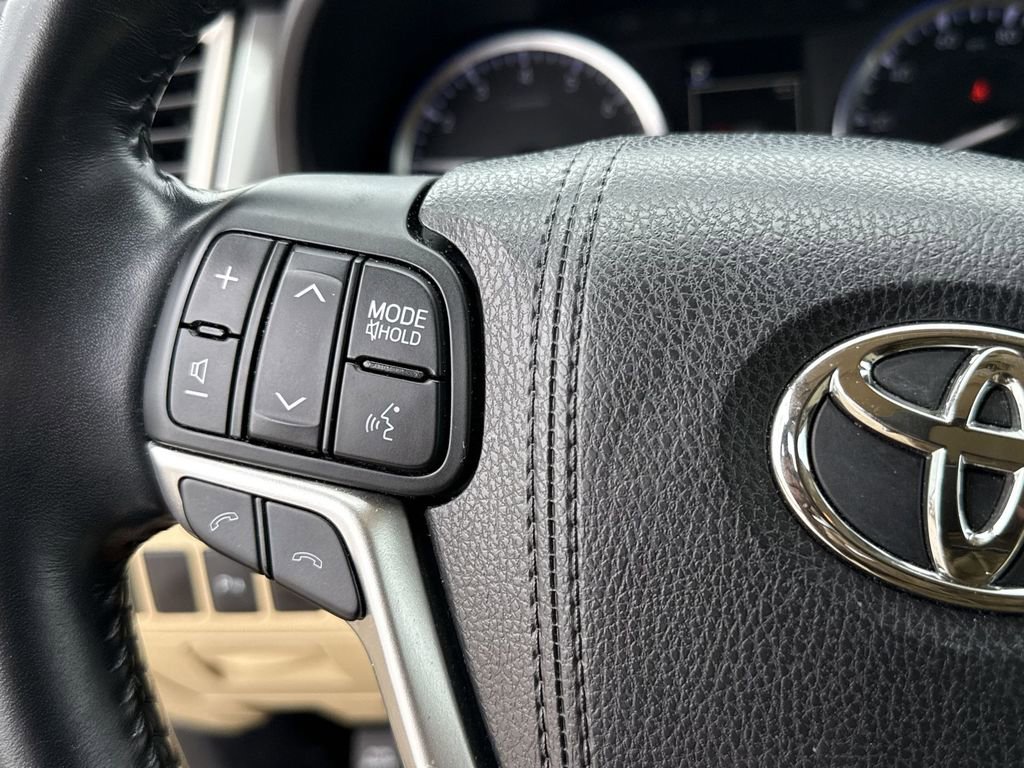 Used 2017 Toyota Highlander Limited AWD/4WD image 25