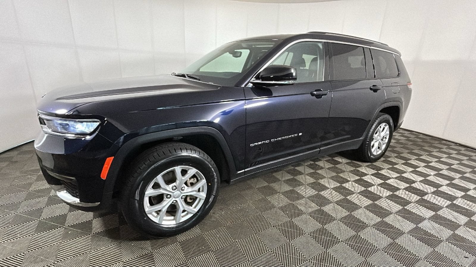 Used 2023 Jeep Grand Cherokee L Limited w/ Trailer Tow Group (B) AWD/4WD image 8