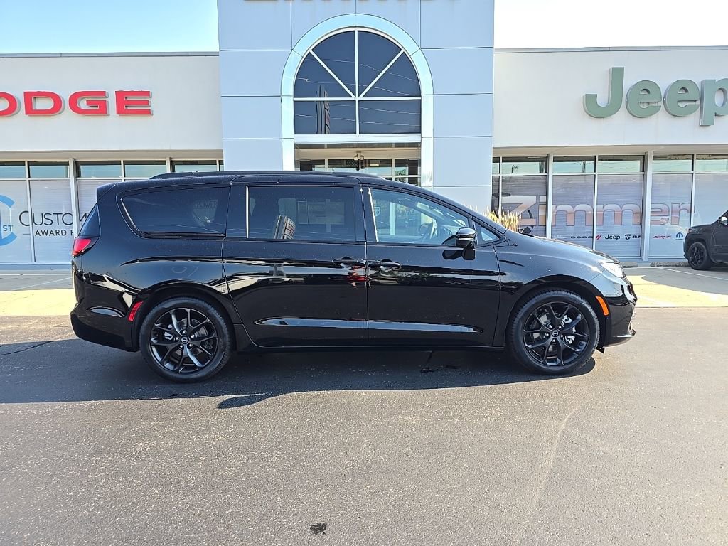 New 2026 Chrysler Pacifica Limited w/ S Appearance Package image 10