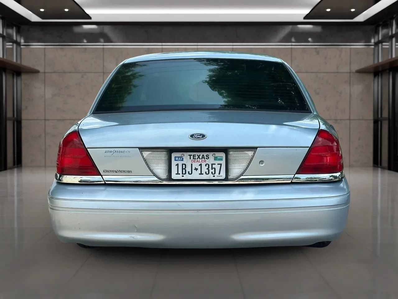 Used 2005 Ford Crown Victoria RWD image 16