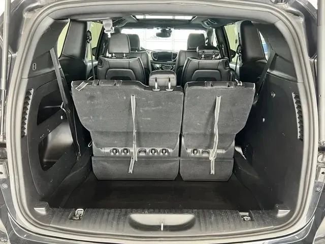 Used 2025 Chrysler Pacifica Limited FWD image 19