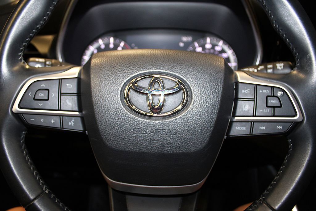 Used 2023 Toyota Highlander XLE AWD/4WD image 12