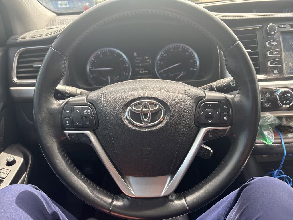 Used 2019 Toyota Highlander Limited FWD image 2