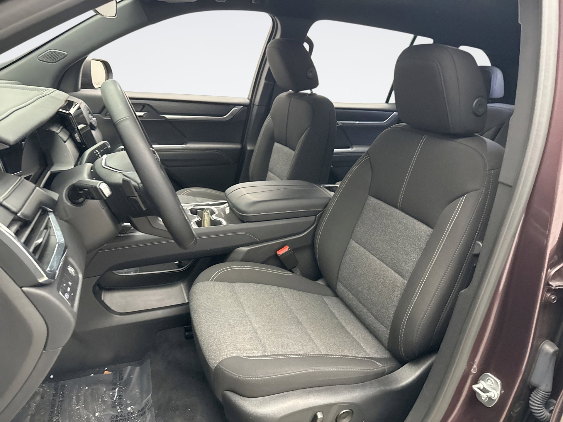 Used 2025 GMC Acadia Elevation image 11