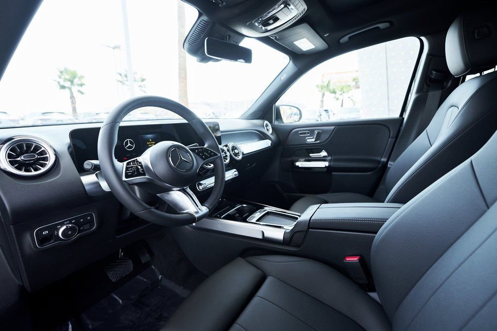 Used 2025 Mercedes-Benz GLB 250 4MATIC w/ Exclusive Package image 2