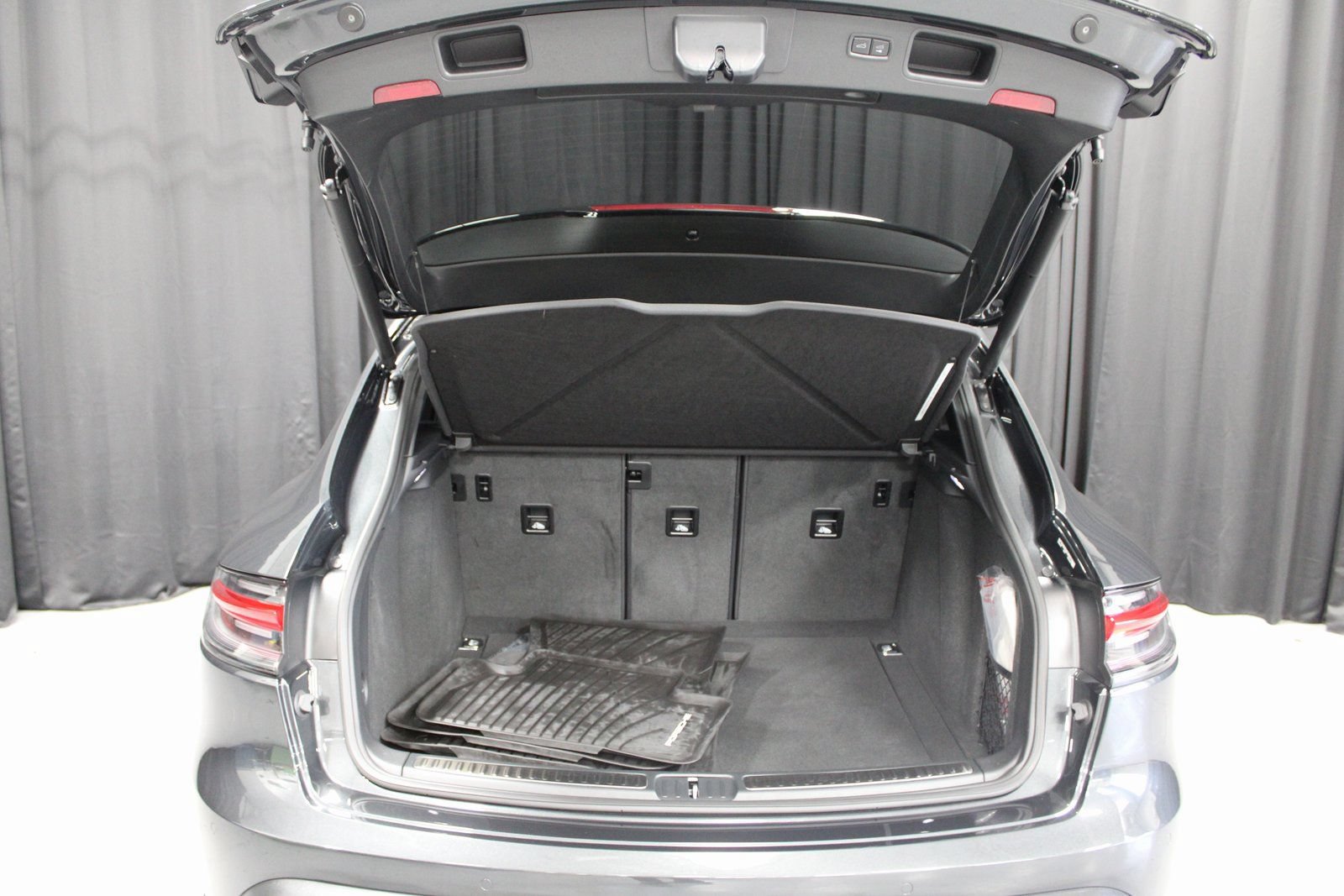 Certified 2025 Porsche Macan AWD/4WD image 21