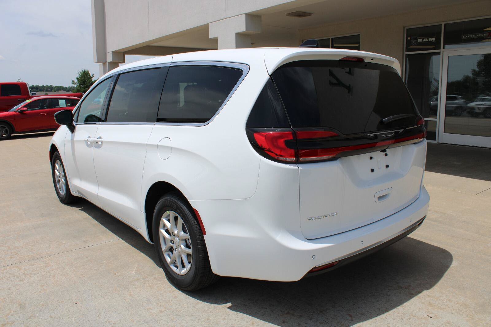 New 2027 Chrysler Pacifica Select FWD image 9