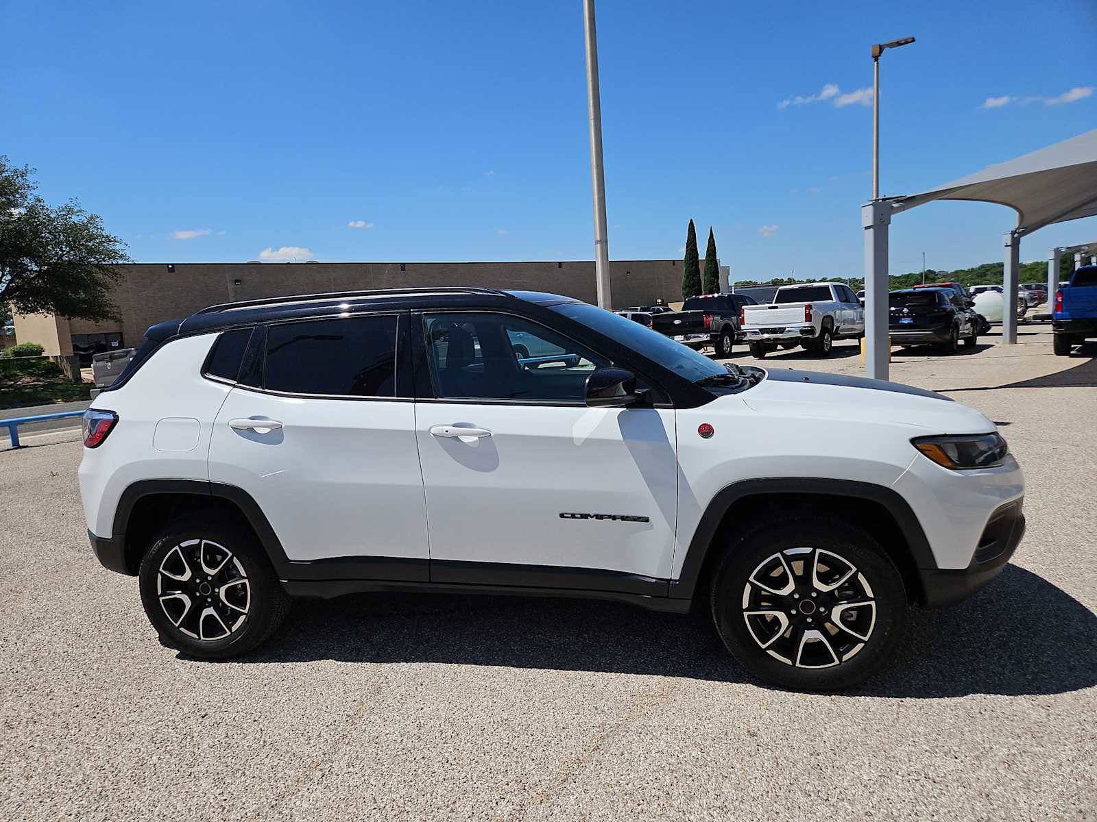 Used 2025 Jeep Compass Trailhawk AWD/4WD image 9