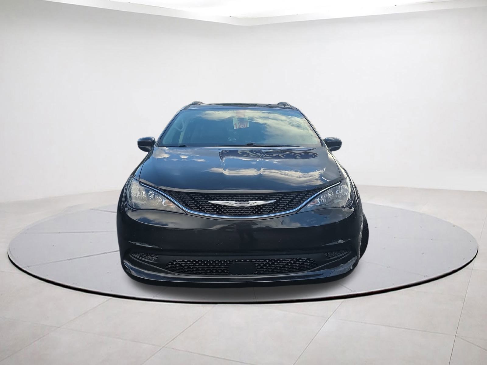 Used 2021 Chrysler Voyager Lxi image 2