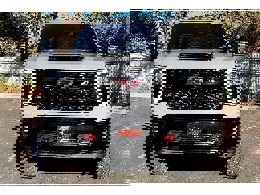 Used 2024 Chevrolet Silverado 2500 ZR2 w/ Technology Package image 3