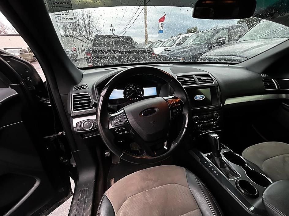 Used 2017 Ford Explorer XLT w/ Equipment Group 202A image 7