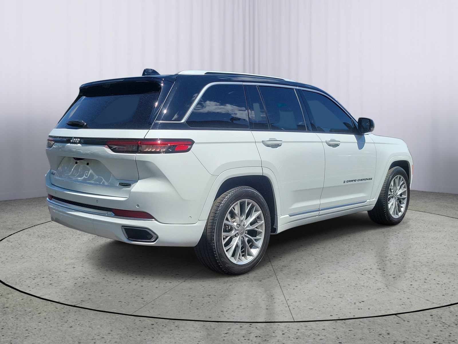 Used 2023 Jeep Grand Cherokee Summit w/ Adv Protech Group IV AWD/4WD image 3