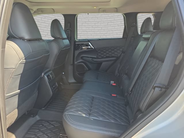 Used 2023 Mitsubishi Outlander 4WD Plug-In Hybrid image 15