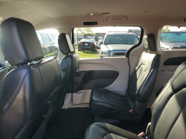Used 2023 Chrysler Pacifica Touring-L FWD image 9