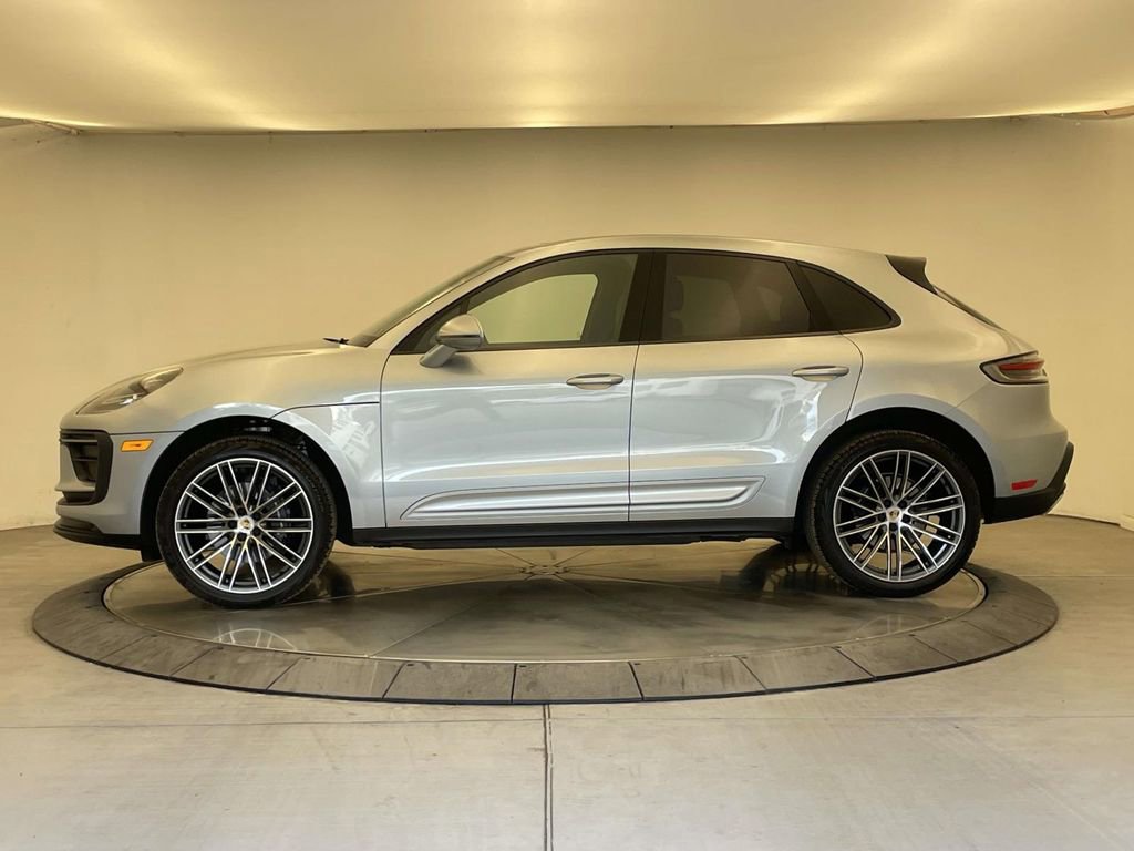 Certified 2025 Porsche Macan AWD/4WD image 2