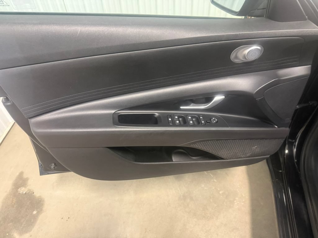 Used 2022 Hyundai Elantra SE FWD image 21