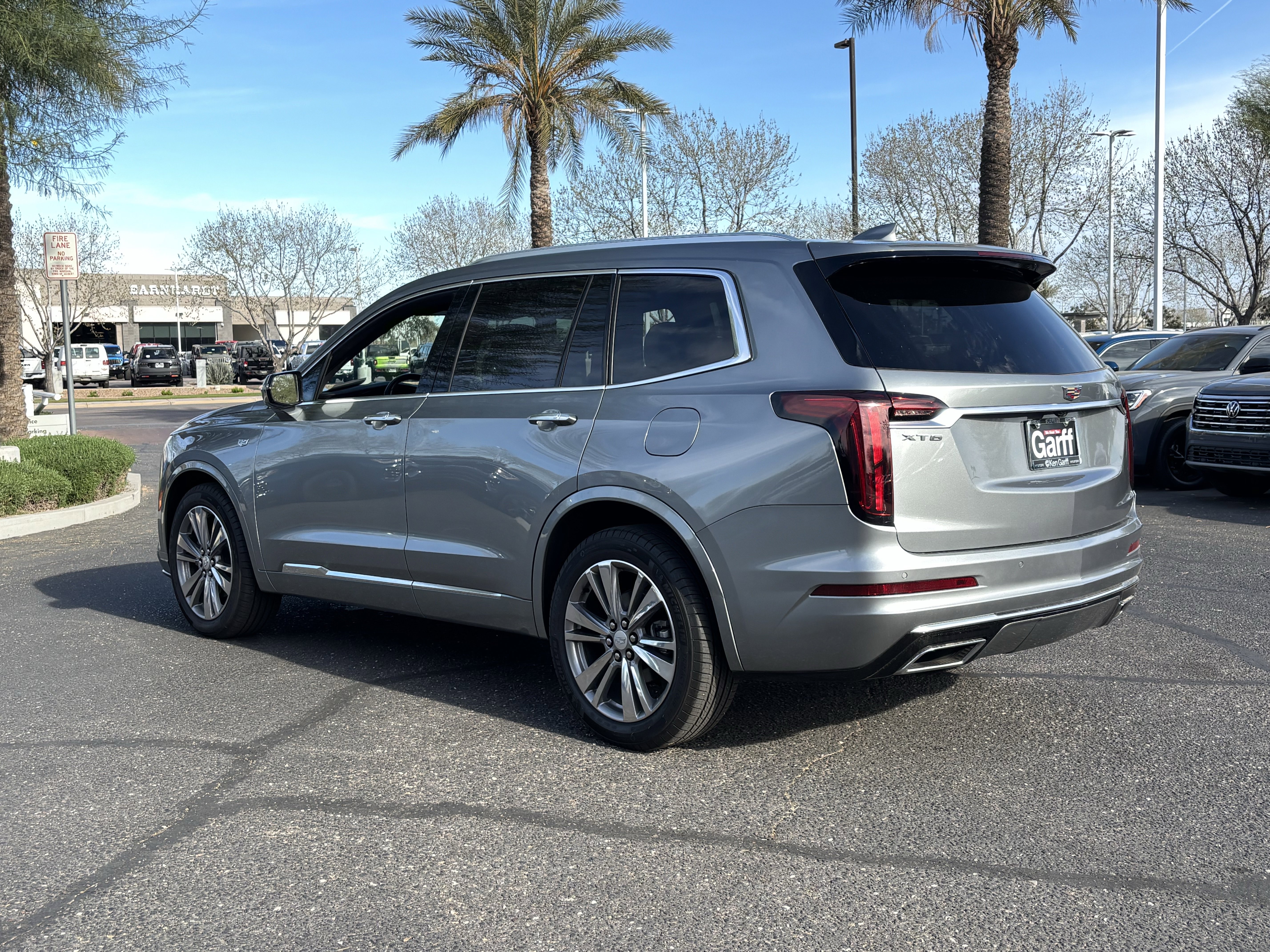 Used 2025 Cadillac XT6 Premium Luxury image 3