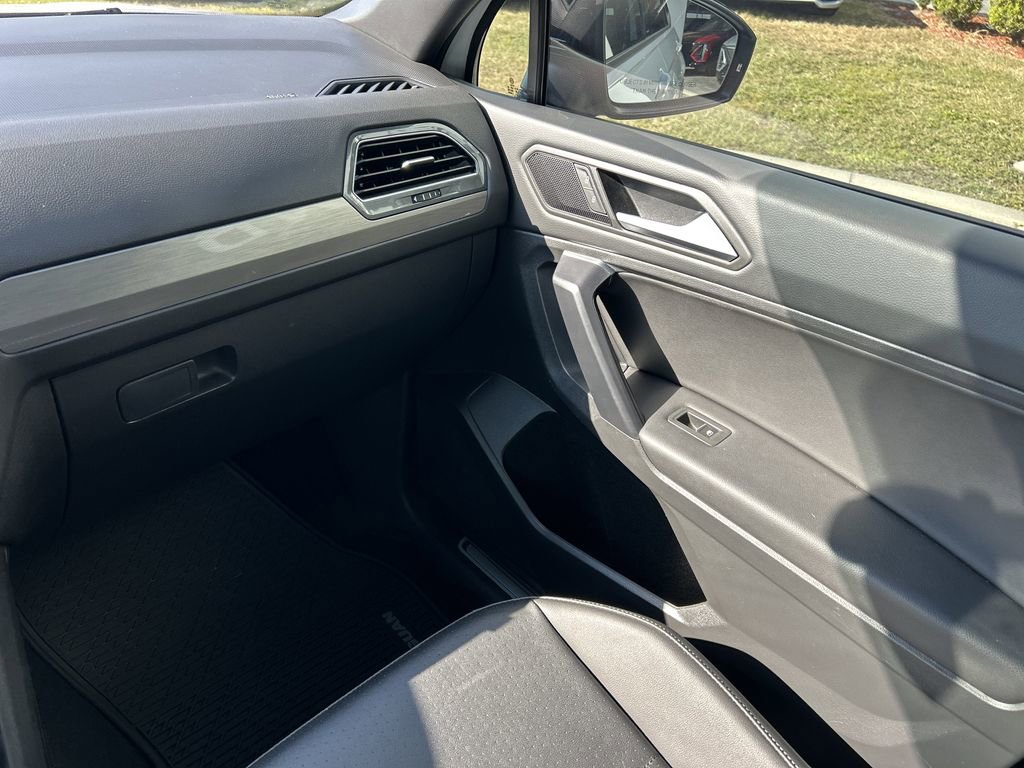 Used 2021 Volkswagen Tiguan SE R-Line image 16