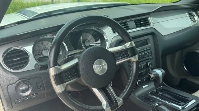 Used 2010 Ford Mustang Premium RWD image 6