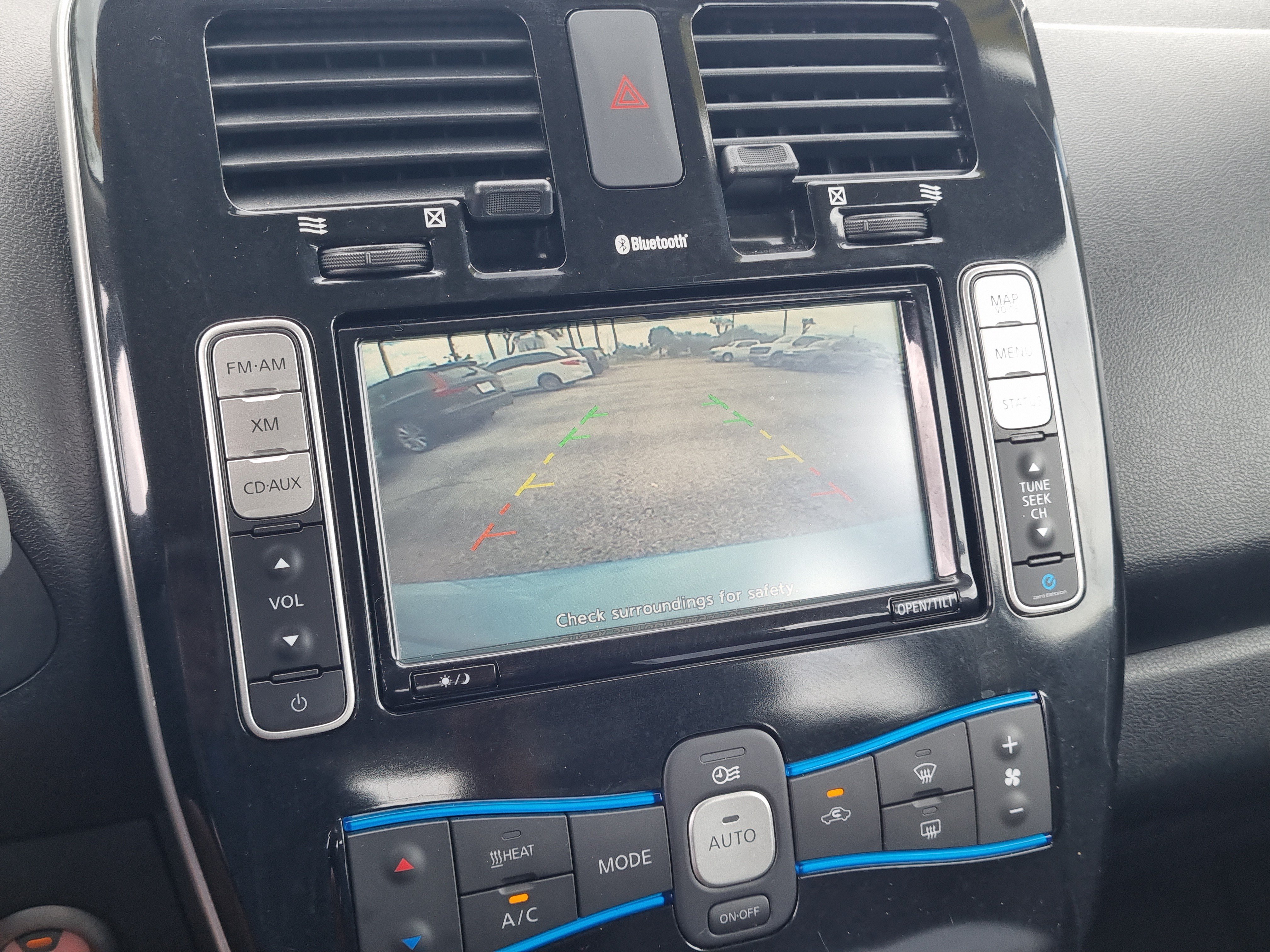 Used 2015 Nissan Leaf SL FWD image 29
