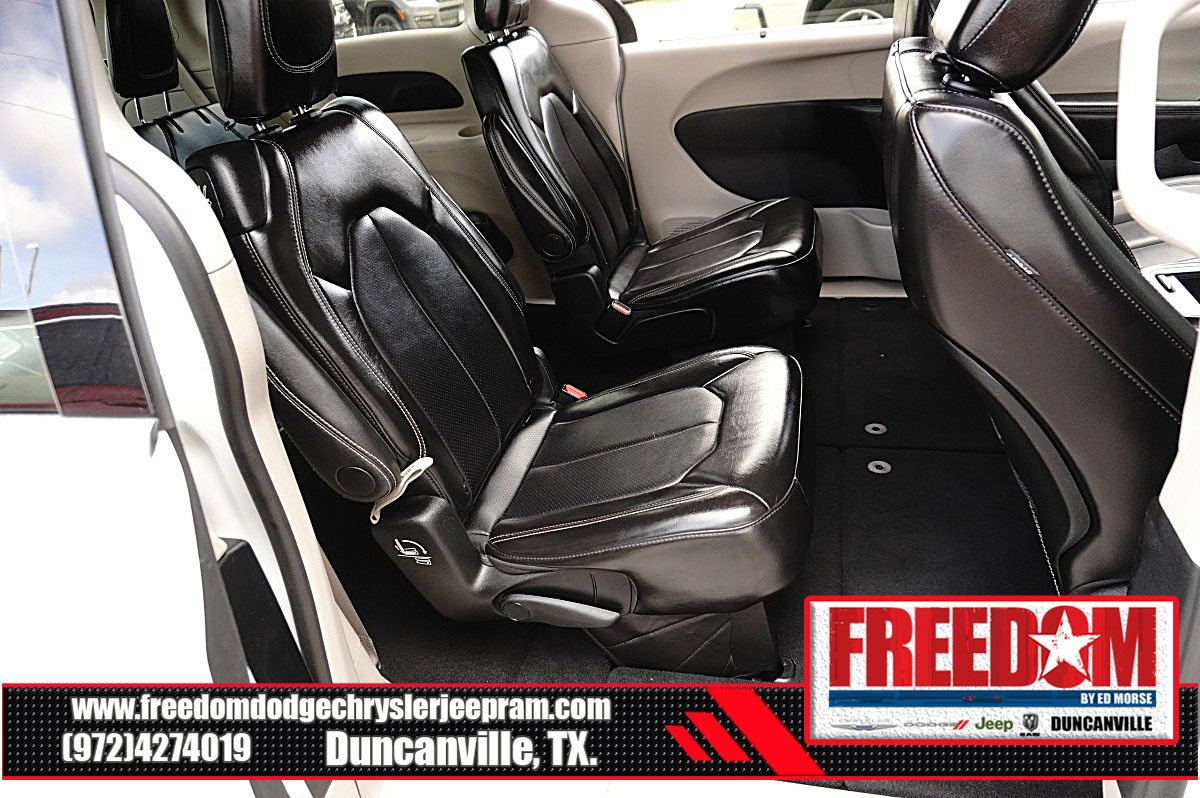 Used 2024 Chrysler Pacifica Touring-L FWD image 17