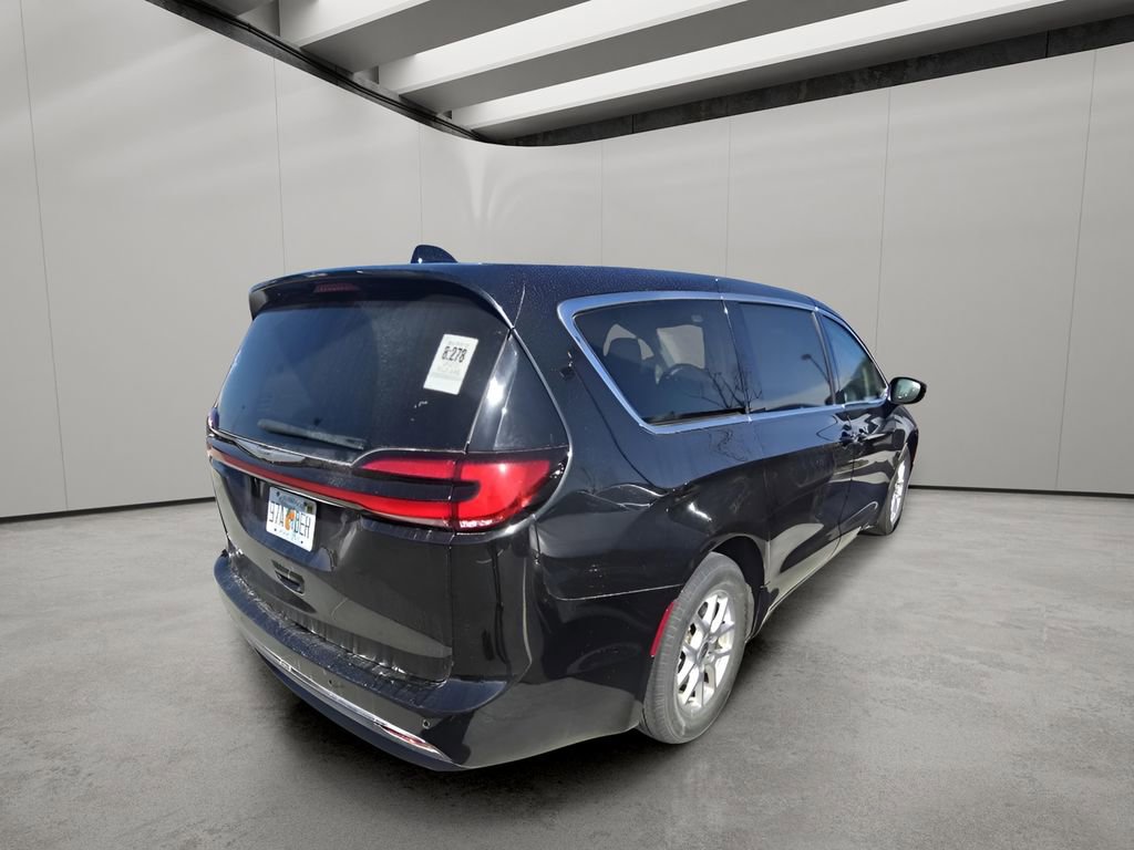 Used 2023 Chrysler Pacifica Touring-L image 14