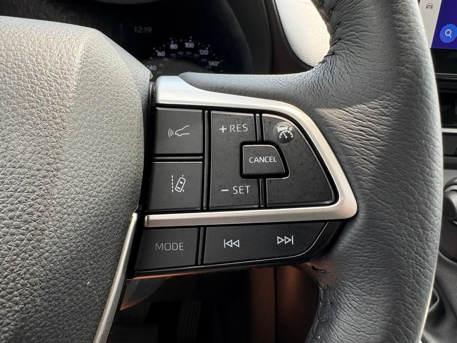 Used 2025 Toyota Sienna XLE FWD image 16
