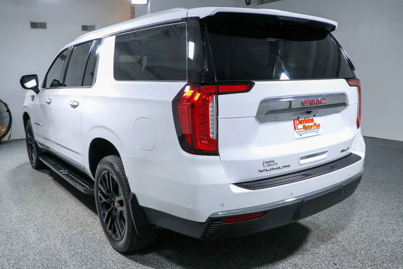 Used 2023 GMC Yukon XL SLT AWD/4WD image 9