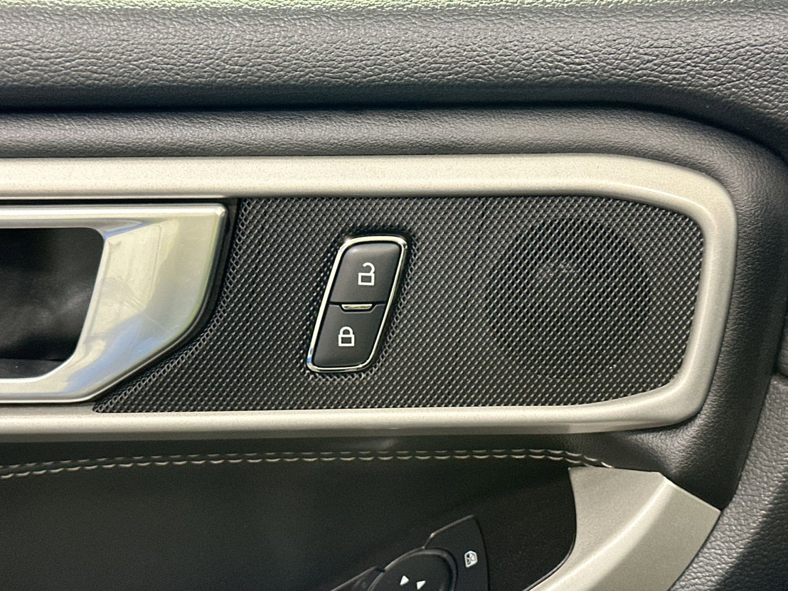 Used 2022 Ford Explorer XLT w/ Equipment Group 202A image 17