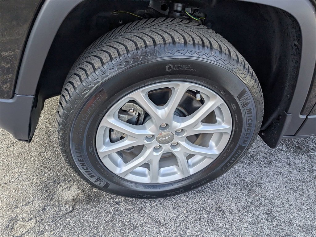 Used 2017 Jeep Cherokee Latitude w/ Safety/Convenience Group image 10