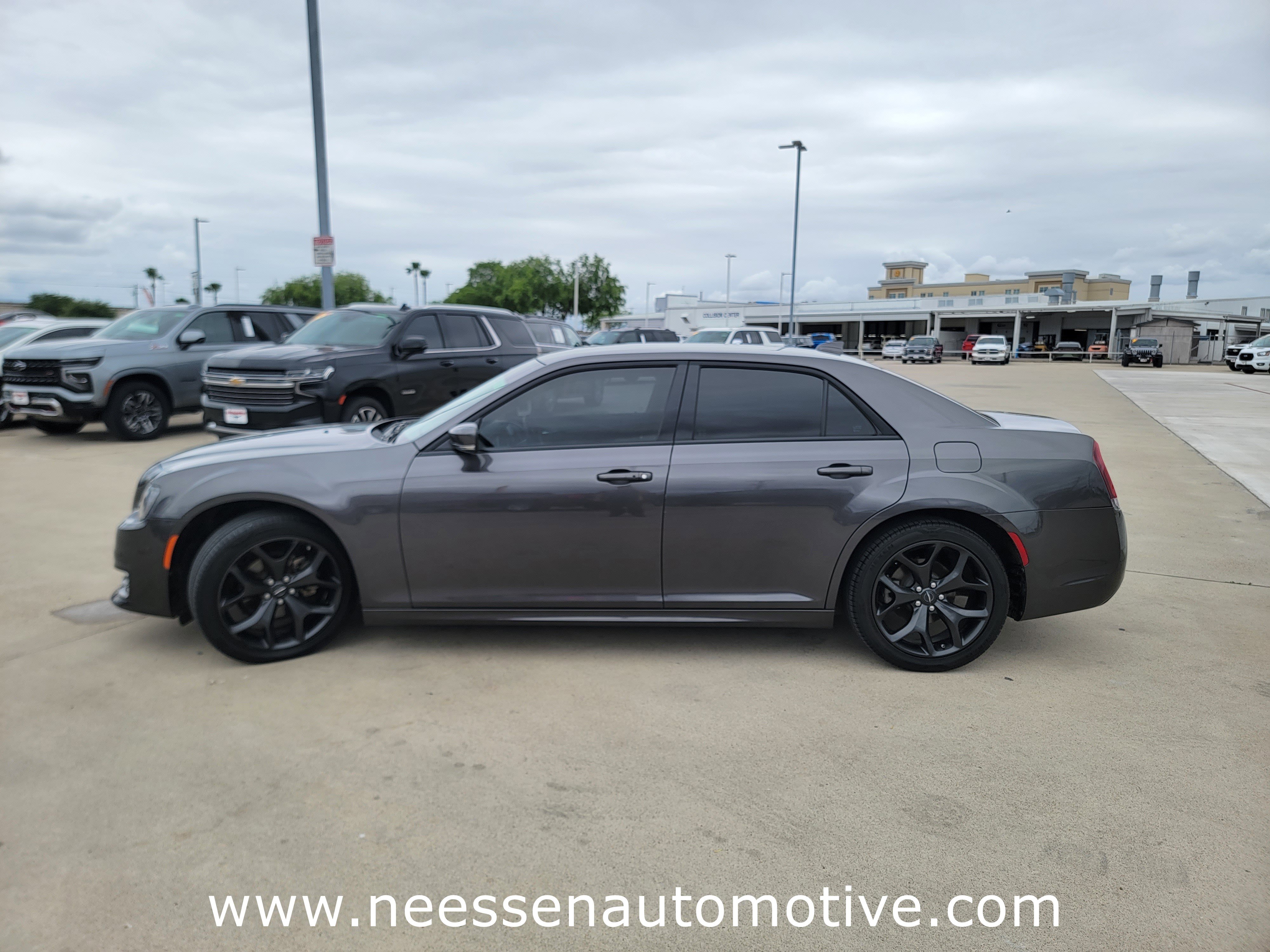 Used 2022 Chrysler 300 Touring L image 4