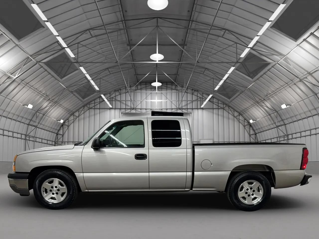Used 2005 Chevrolet Silverado 1500 LS RWD image 2