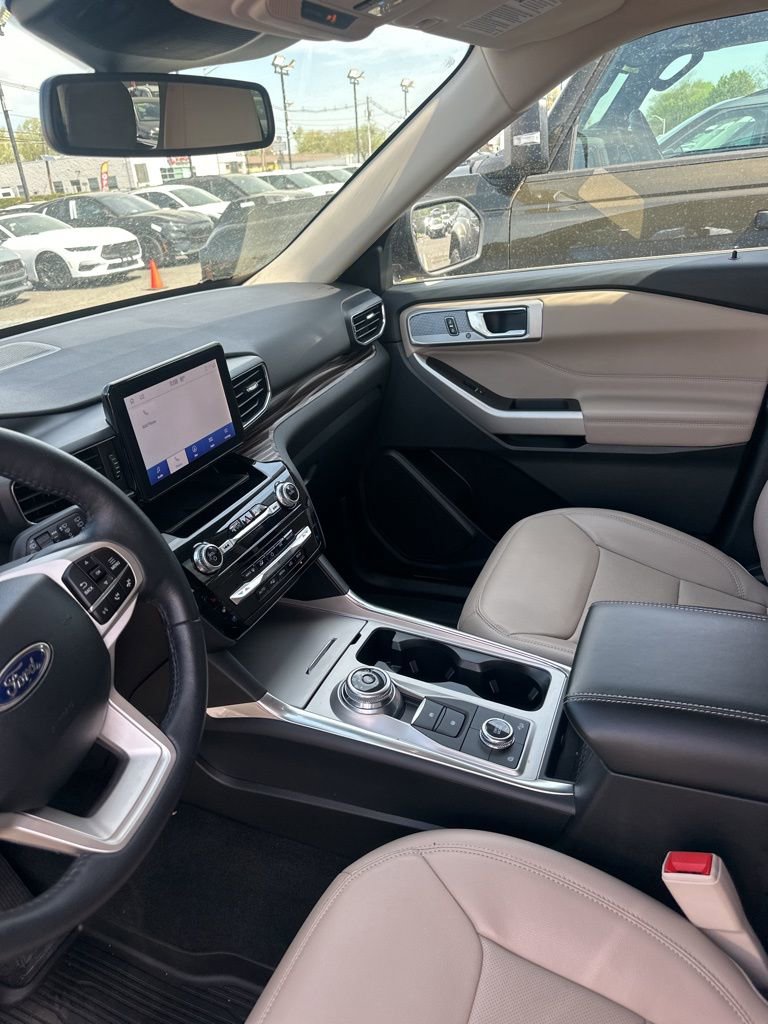 Used 2023 Ford Explorer Limited w/ Equipment Group 301A image 2