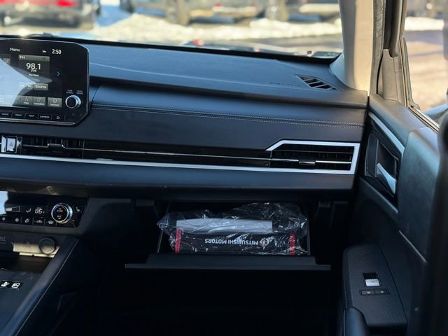 Used 2023 Mitsubishi Outlander SE image 35