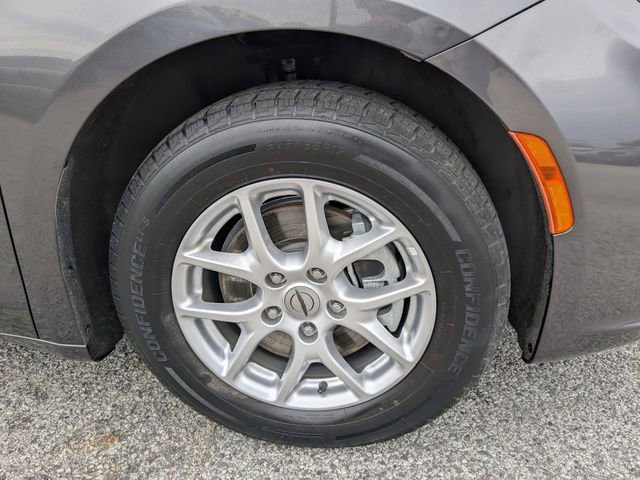 Used 2023 Chrysler Pacifica Touring-L FWD image 10