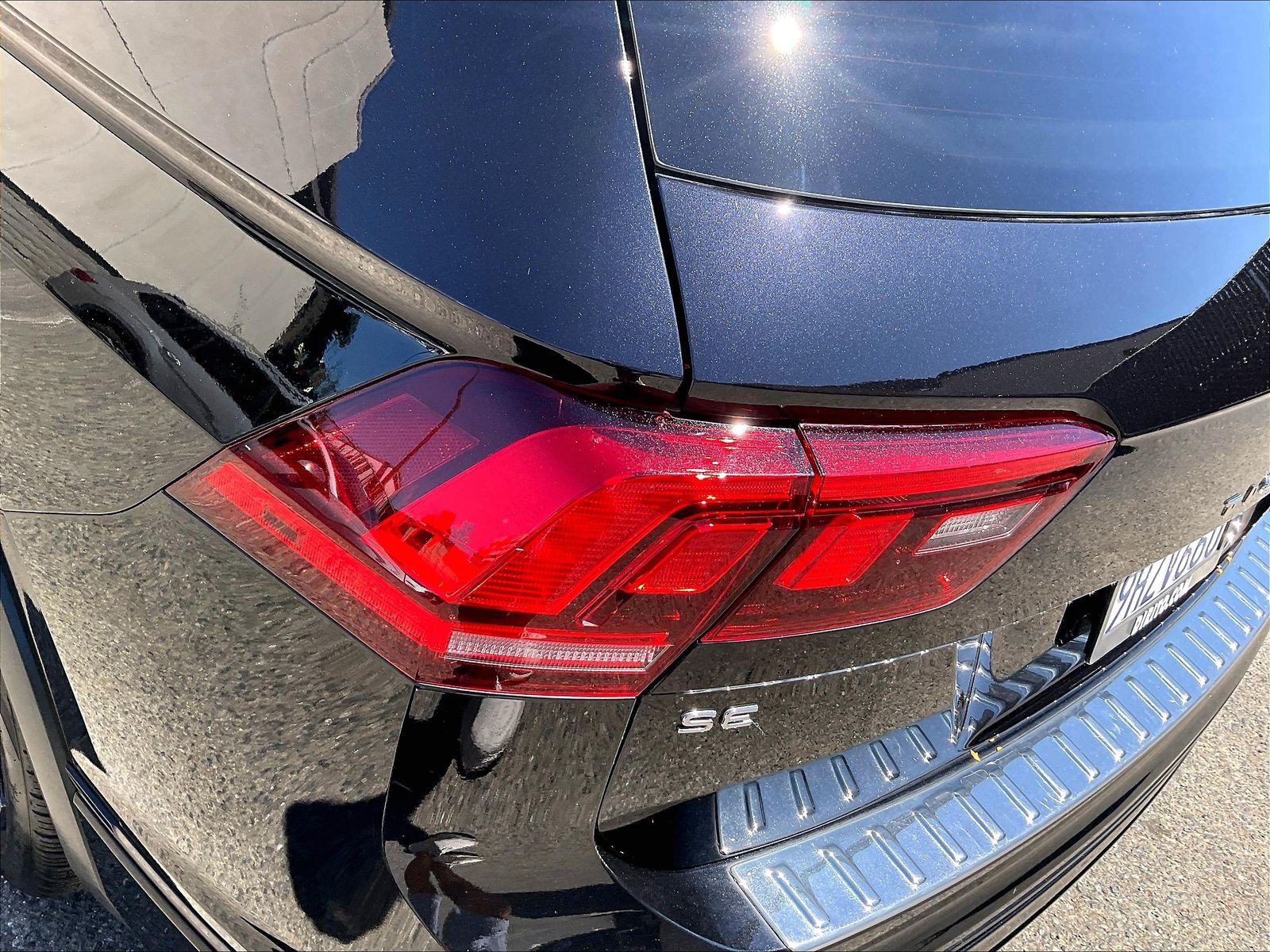 Certified 2023 Volkswagen Tiguan SE R-Line FWD image 28